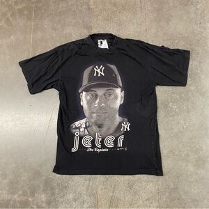 Derek Jeter New York Yankees “The Captain” Graphic Tee Size L